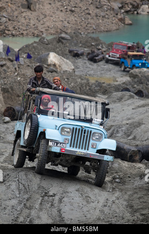 Lavoratori presso l area di frana a Attabad che blocchi la Karakoram Highway, Hunza, Pakistan Foto Stock