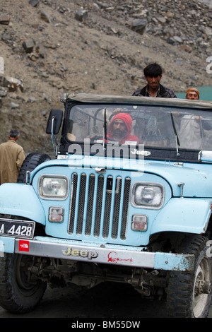 Lavoratori presso l area di frana a Attabad che blocchi la Karakoram Highway, Hunza, Pakistan Foto Stock