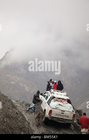 Lavoratori presso l area di frana a Attabad che blocchi la Karakoram Highway, Hunza, Pakistan Foto Stock