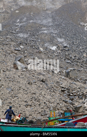Caduta massi presso la zona di frana a Attabad che blocchi la Karakoram Highway, Hunza, Pakistan Foto Stock