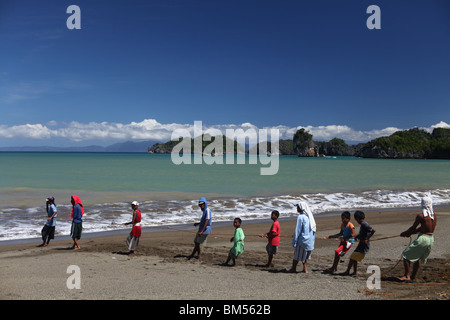 I pescatori del villaggio Paniman, un gateway per le isole della penisola Caramoan nel sud est di Luzon nelle Filippine. Foto Stock