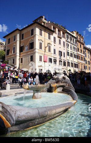 Fontana della Barcaccia in piazza di Spagna Roma Italia. Foto Stock