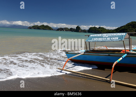 Una barca ormeggiata al villaggio Paniman, un gateway per le isole della penisola Caramoan nel sud est di Luzon nelle Filippine. Foto Stock