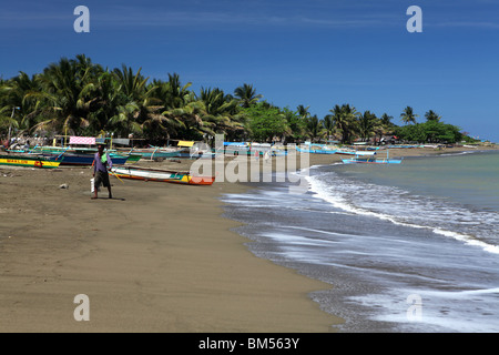 Barche a Paniman Village, un gateway per le isole della penisola Caramoan nel sud est di Luzon nelle Filippine. Foto Stock