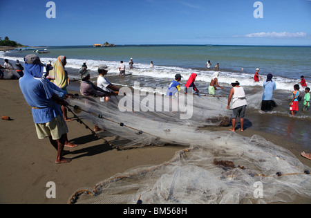 I pescatori in Paniman Village, un gateway per le isole della penisola Caramoan nel sud est di Luzon nelle Filippine. Foto Stock