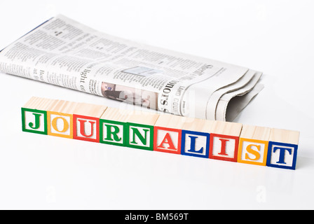 Bambini colorati blocchi del giornalista di ortografia con un giornale Foto Stock