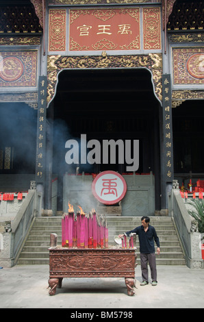 Brucia Incenso in Yuwang tempio in Huguang Guild Hall il vecchio quartiere di Chongqing Cina Foto Stock