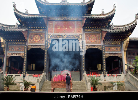Brucia Incenso in Yuwang tempio in Huguang Guild Hall il vecchio quartiere di Chongqing Cina Foto Stock