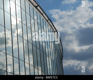 La riflessione di nuvole nel vetro attorno al Wembley Stadium Foto Stock