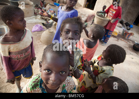 I bambini nel villaggio di ceramiche di Kalabougou, Mali, dove le donne fabbri hanno lavorato per secoli come i tradizionali ceramisti. Foto Stock