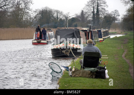 L'uomo la pesca on trent e mersey canal in scialbo meteo Foto Stock