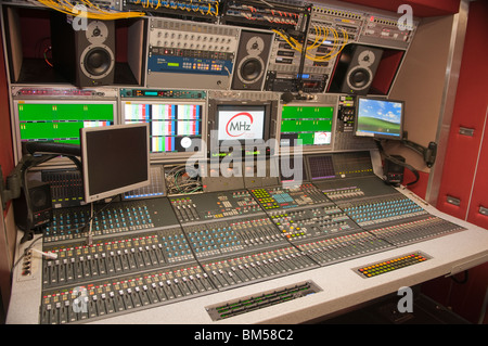 Audio della console di miscelazione in un OB Van Foto Stock