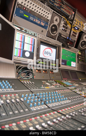 Audio della console di miscelazione in un OB Van Foto Stock