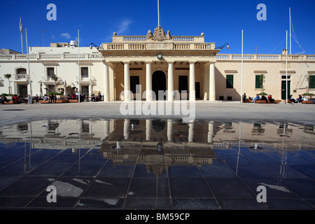 Gli edifici del governo con decorazioni complesse nella forma di un leone e unicorn con scudo, nei pressi di Piazza della Repubblica, La Valletta Foto Stock