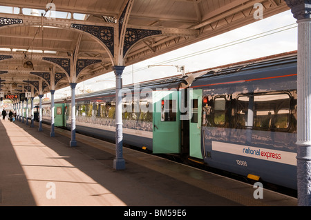 Narional Express carrozze ferroviarie a stazione di Norwich Foto Stock