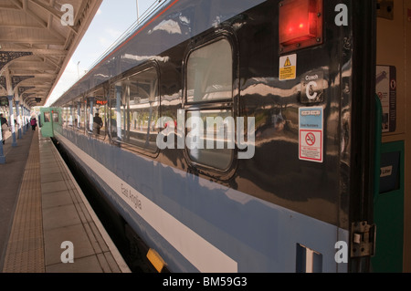 Narional Express carrozze ferroviarie a stazione di Norwich Foto Stock