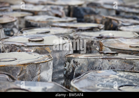 Di barili in corrispondenza della zona di frana a Attabad che blocchi la Karakoram Highway, Hunza, Pakistan Foto Stock