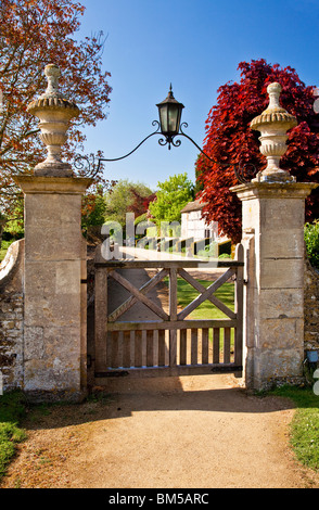 La chiesa in legno porta della Basilica di San Pietro e di San Paolo un tipico villaggio inglese chiesa in grande Somerford, Wiltshire, Inghilterra, Regno Unito Foto Stock