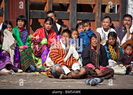 Cittadini bhutanesi in abiti tradizionali che frequentano il festival annuale Tsechu in Trashigang, est Bhutan Foto Stock