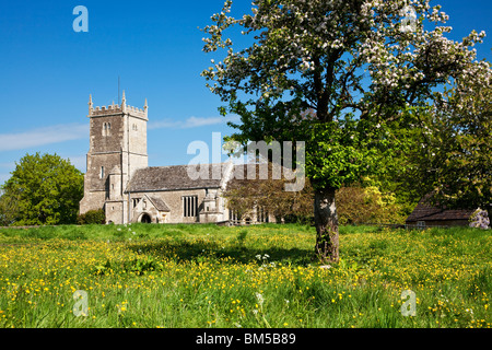 Basilica di San Pietro e di San Paolo un tipico villaggio inglese chiesa in grande Somerford, Wiltshire, Inghilterra, Regno Unito Foto Stock