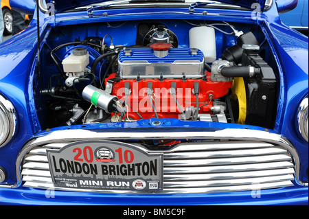 Centinaia di mini auto al Mini Rally Londra-Brighton sul lungomare di Brighton Regno Unito Foto Stock