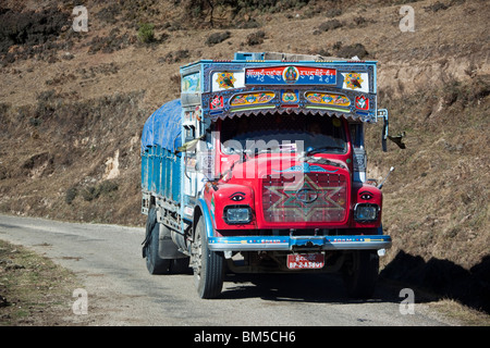 Decorate Tata carrello trasporto merci su i bhutanesi national highway, regione Bumthang, Bhutan Foto Stock