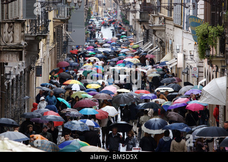 Persone con ombrelli sotto la pioggia. Roma Italia Europa Foto Stock