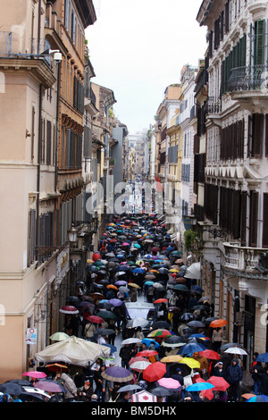 Persone con ombrelli sotto la pioggia. Roma Italia Europa Foto Stock