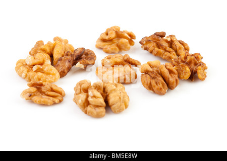 Pezzi di legno di noce isolati su sfondo bianco Foto Stock