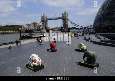 Elephant Parade London 2010 mostra d'arte sculture in aiuto della conservazione degli elefanti al di fuori del Municipio di Londra, Inghilterra, Regno Unito Foto Stock