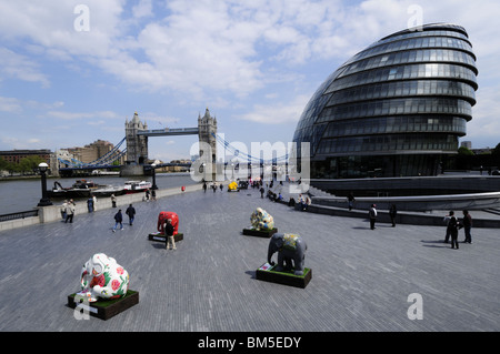 Elephant Parade London 2010 mostra d'arte sculture in aiuto della conservazione degli elefanti al di fuori del Municipio di Londra, Inghilterra REGNO UNITO Foto Stock