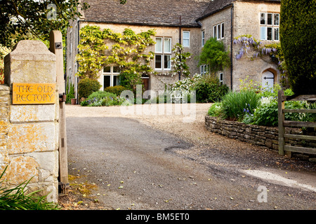 Una casa di campagna inglese in primavera nel villaggio di grande Somerford, Wiltshire, Inghilterra, Regno Unito Foto Stock