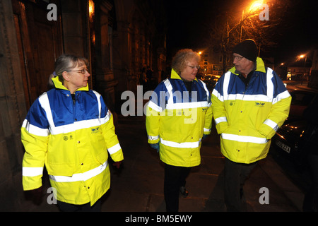 Gli angeli di strada pattuglia il centro città di Skipton per aiutare i bevitori e i membri più vulnerabili della comunità. Foto Stock