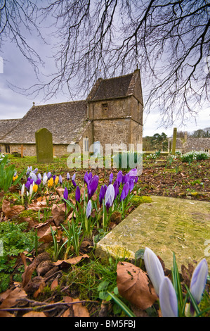 La Chiesa di San Pietro, Duntisbourne Abbots, Cotswolds, Gloucestershire, Regno Unito Foto Stock