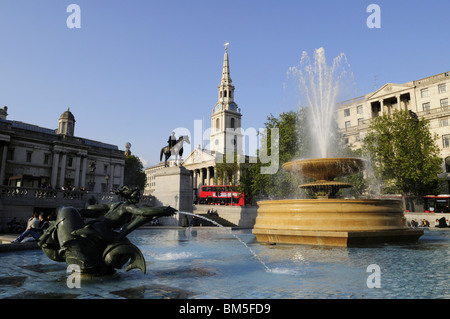 Trafalgar square fontane con la Chiesa di St Martins nei campi, London, England, Regno Unito Foto Stock
