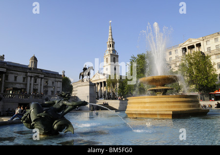 Trafalgar Square fontane con la Chiesa di St Martins nei campi, Londra Inghilterra REGNO UNITO Foto Stock