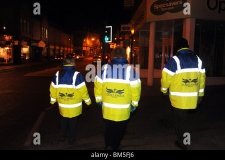 Gli angeli di strada pattuglia il centro città di Skipton per aiutare i bevitori e i membri più vulnerabili della comunità. Foto Stock