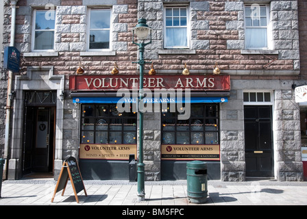 I bracci di volontariato Public House High Street Fort William Lochaber Highlands della Scozia UK Foto Stock