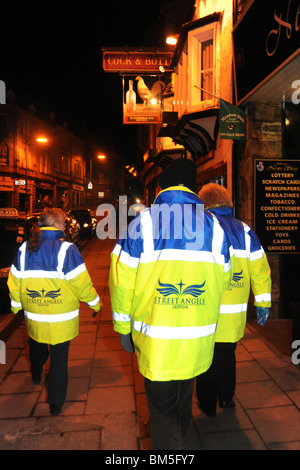 Gli angeli di strada pattuglia il centro città di Skipton per aiutare i bevitori e i membri più vulnerabili della comunità. Foto Stock