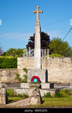 Un tipico borgo in pietra memoriale di guerra in grande Somerford, Wiltshire, Inghilterra, Regno Unito Foto Stock