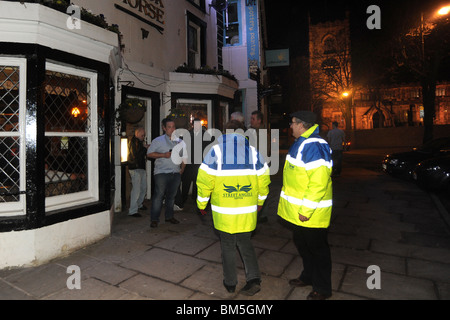 Gli angeli di strada pattuglia il centro città di Skipton per aiutare i bevitori e i membri più vulnerabili della comunità. Foto Stock