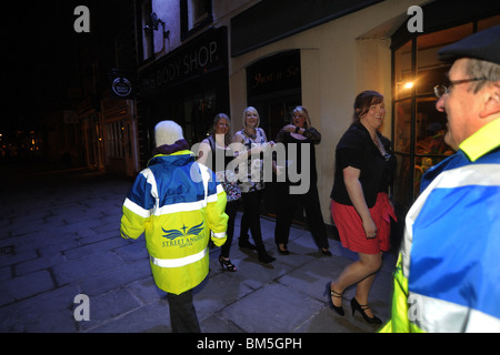 Gli angeli di strada pattuglia il centro città di Skipton per aiutare i bevitori e i membri più vulnerabili della comunità. Foto Stock