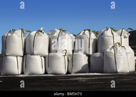 Sale big bags sacchi file sovrapposte per strade ghiacciate cielo blu Foto Stock