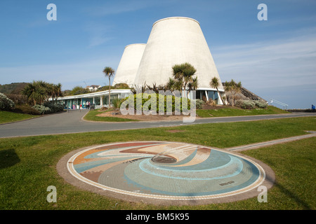 Regno Unito, Inghilterra, Devon, Ilfracombe, Promenade, Landmark Theater mosaico decorativo Foto Stock