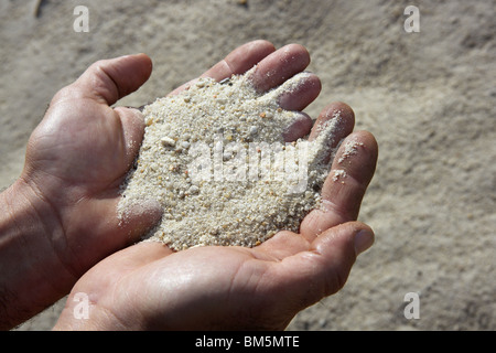 Sabbia di ghiaia in man mano nella cava che mostra la fotocamera Foto Stock