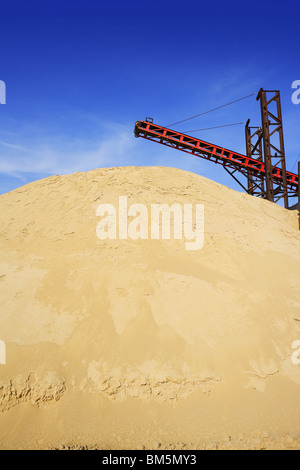 Costruzione cava di sabbia di montagna macchinari di installazione Foto Stock