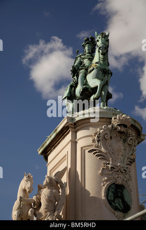 Statua equestre di re Jose io in piazza del commercio a Praca do Comercio o Terreiro do Paco a Lisbona, Portogallo, Europa Foto Stock
