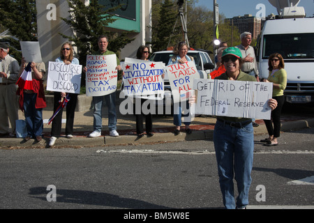 Partito Anti-Tea manifestanti al di fuori del Westchester County Center di New York il giorno fiscali, 15 aprile 2010. © Katharine Andriotis Foto Stock