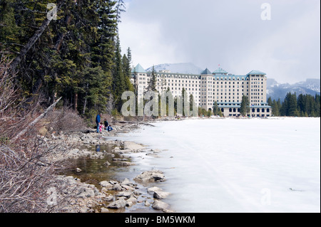 Una vista del Château Lake Louise Hotel e un lago ghiacciato Louise Foto Stock