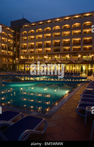 La Bulgaria, Sunny beach hotel alla sera, Mar Nero, piscina di fronte all'hotel Europa orientale Foto Stock